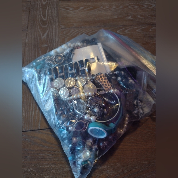 4.5 lbs. Assorted Jewelry, Vintage to Modern - Picture 2 of 4